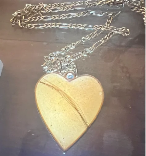 Colgante de corazón en tono marfil