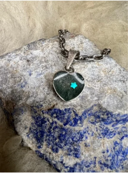 Colgante de corazón con una estrella turquesa